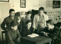 Библиотека 50-х годов в клубе им.Урицкого. В центре сидит Александра Андреевна Тихомирова.