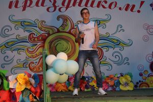День поселка песочное, выступление Кирилла Ремизова