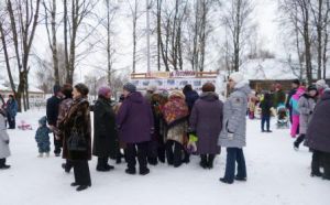 Зрители у фотовыставки