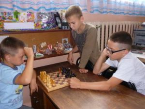 Шашечно-шахматные турниры в библиотеке