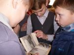 Книжный обзор у выставки «Подвигу твоему, Ленинград!»