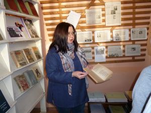 Книжный обзор у выставки «Подвигу твоему, Ленинград!»