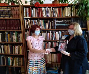 Вручение книги Песоченской библиотеке