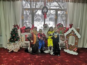 Новогоднее представление для детей в Песочном.