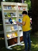 У книжной выставки