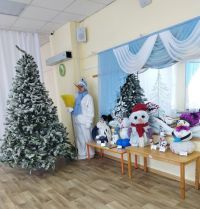 Именинник у выставки семейного творчества